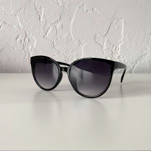 Oversize cat eye sunglasses